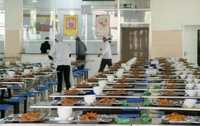 在工廠里包吃包住,為什么還是很多人不愿去飯?zhí)贸?原因很現(xiàn)實